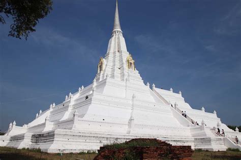 Le Wat Phu Khao Thong : Un Joyau Spirituel Perché Sur une Colline Verte !