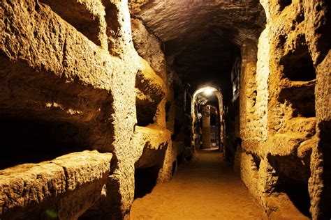 Les Catacombes de San Callisto: Découverte souterraine fascinante à Rome!