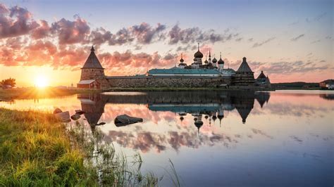 Le Palais de glace de la Forteresse d'Arkhangelsk: Une merveille hivernale étincelante!